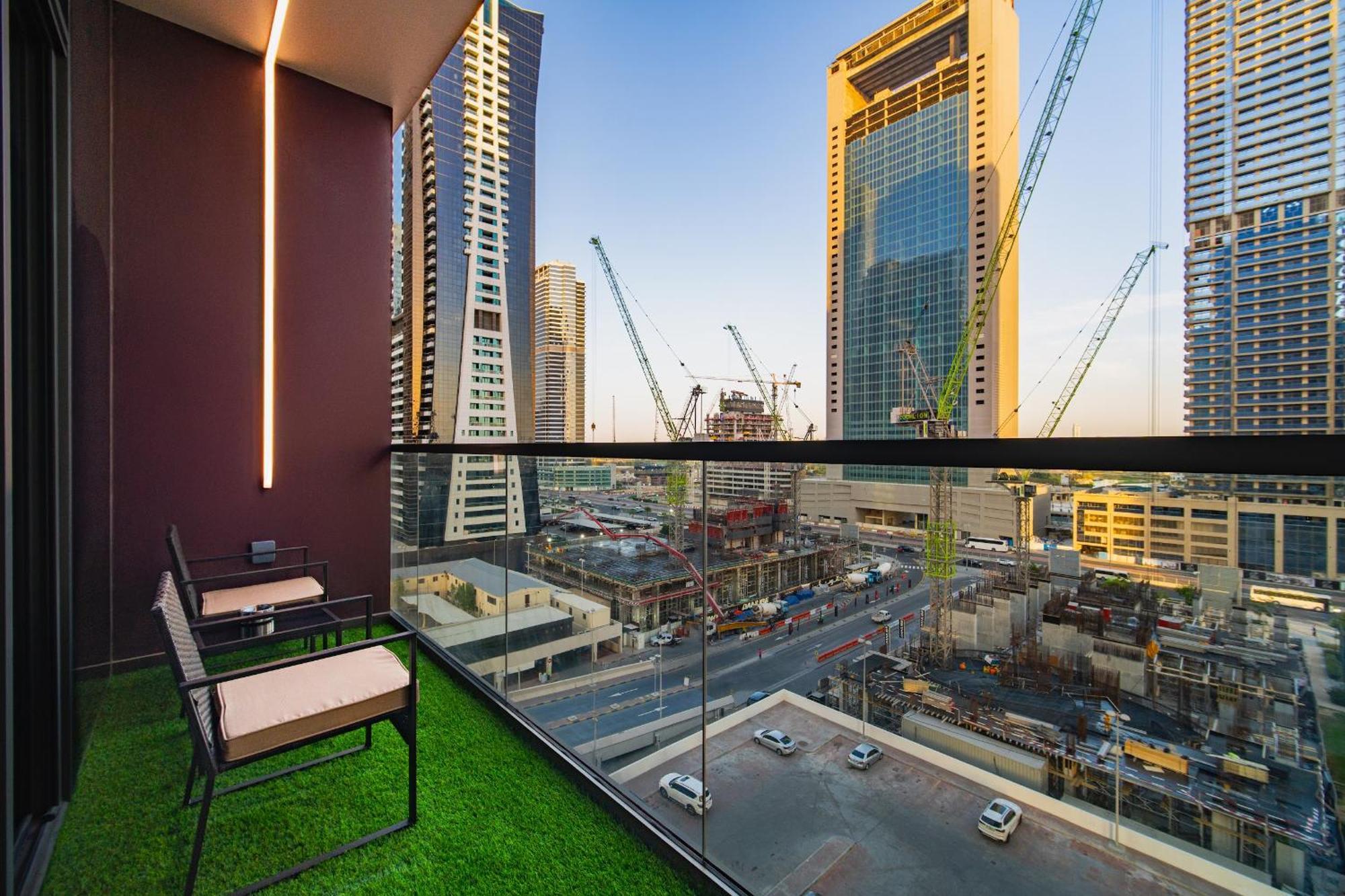 Apartment Near Metro - Spacious 1br Jlt & Free Baby Gear Dubai