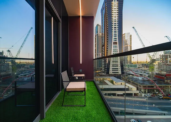Near Metro - Spacious 1Br Jlt & Free Baby Gear