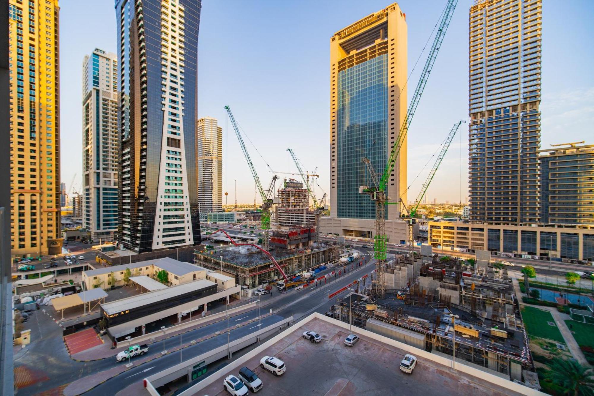 Apartment Near Metro - Spacious 1br Jlt & Free Baby Gear Dubai